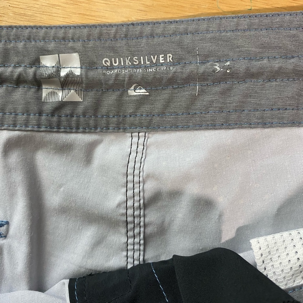 QuickSilver Mens Short - Picture 3 of 3